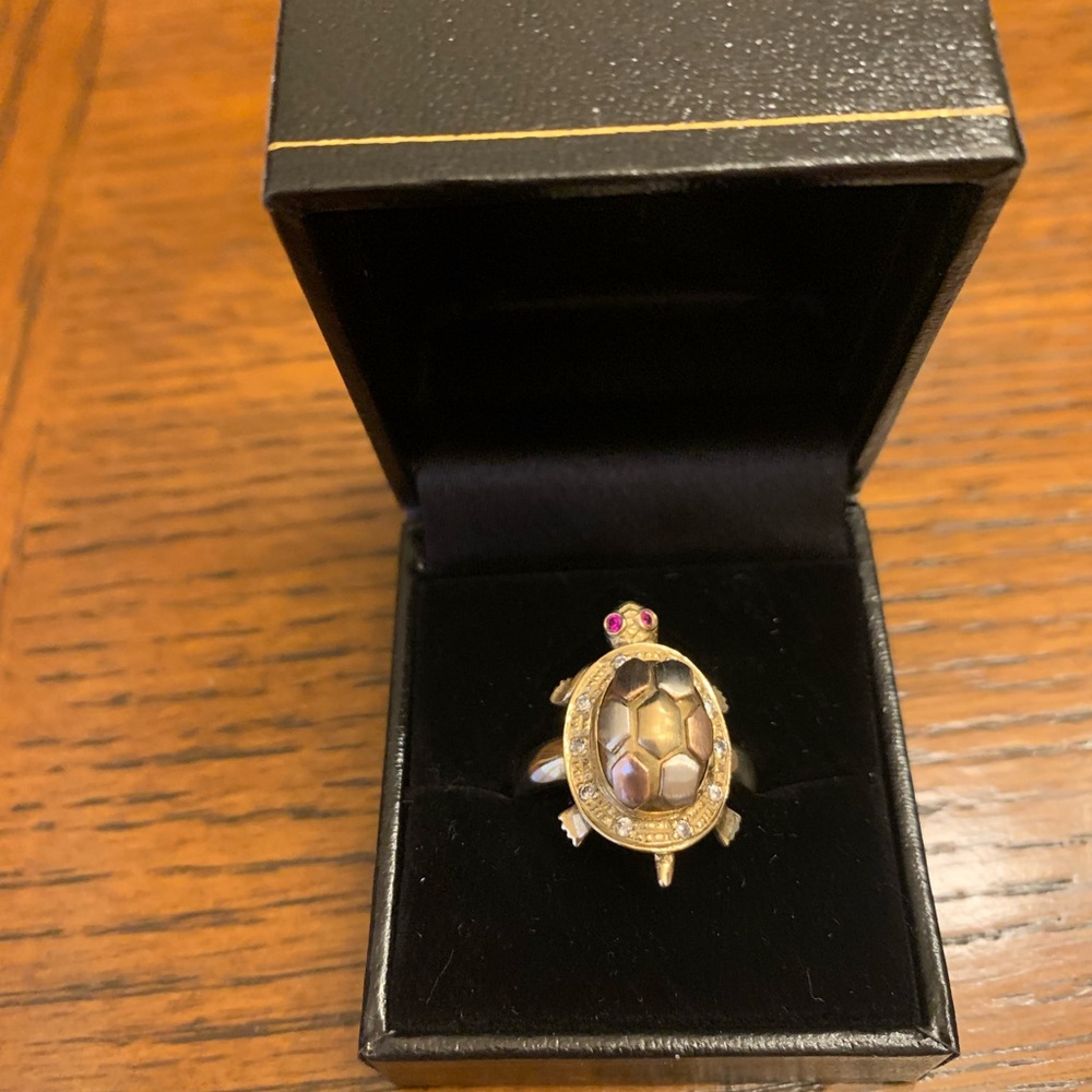Selling a beautiful 10k tri-color turtle ring with baby turtle inside